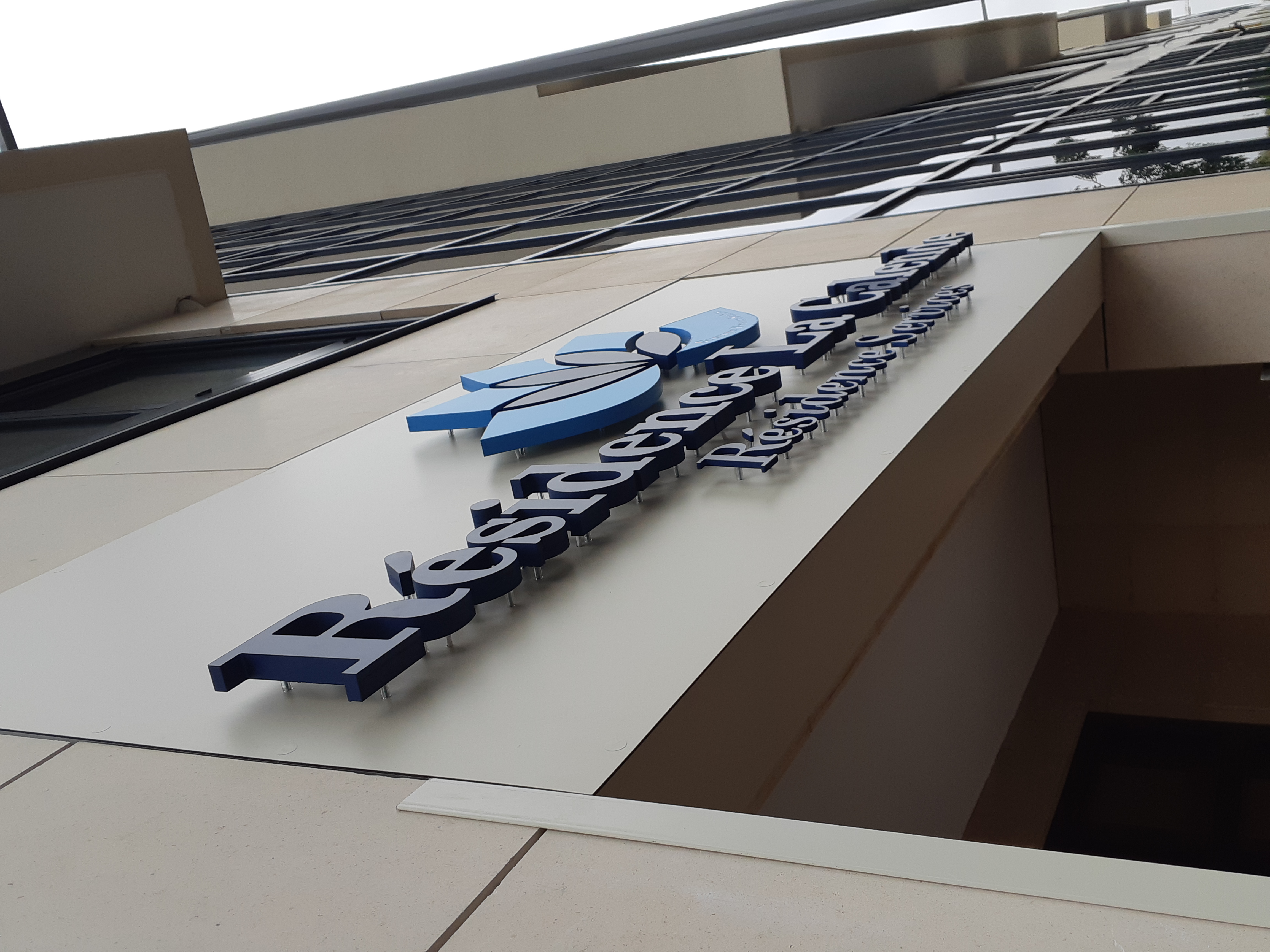 Lettres découpées PVC sur entretoises